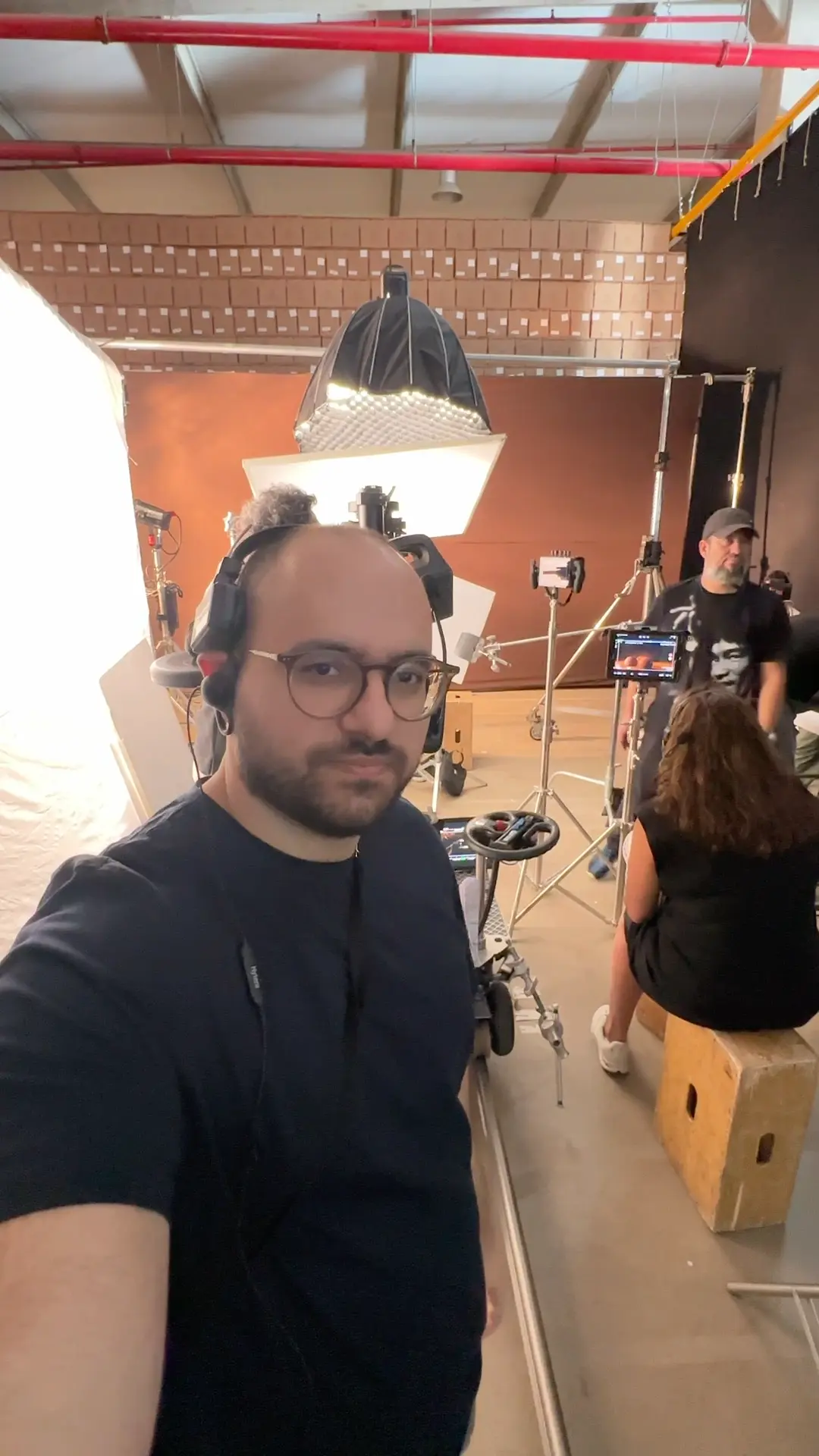 Nicolai em estúdio, entre luzes e equipamentos de gravação