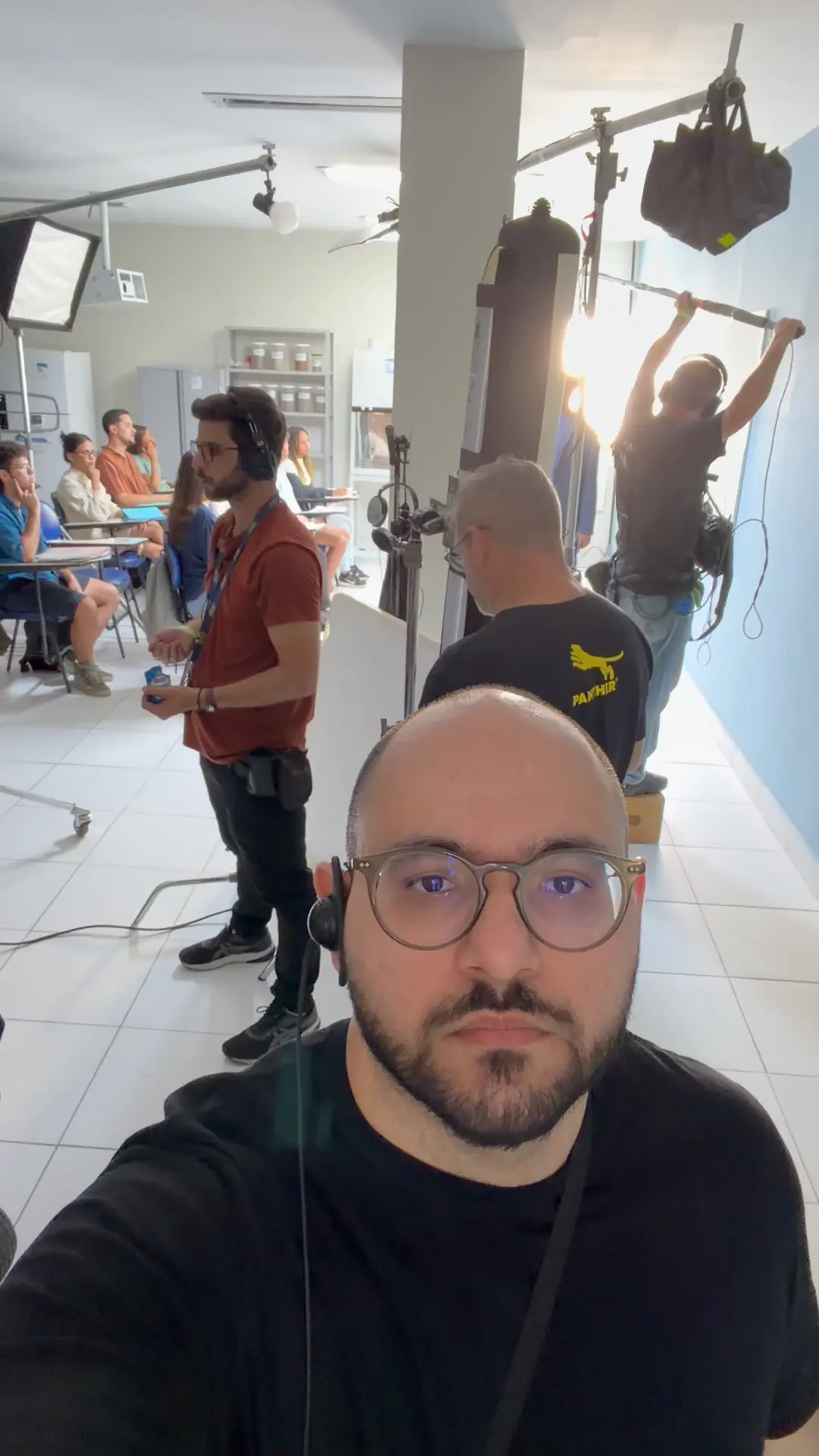 Nicolai em set com equipe e estrutura de gravação