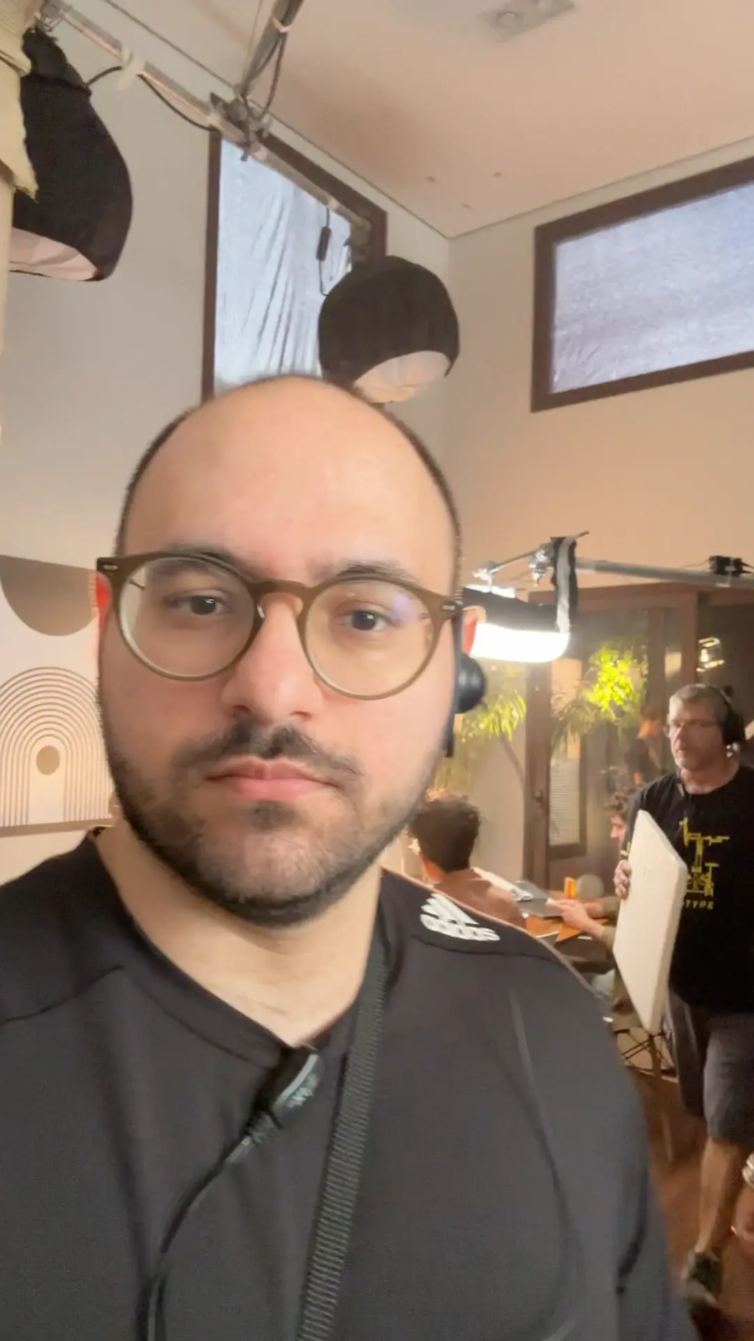 Nicolai em set interno durante uma produção