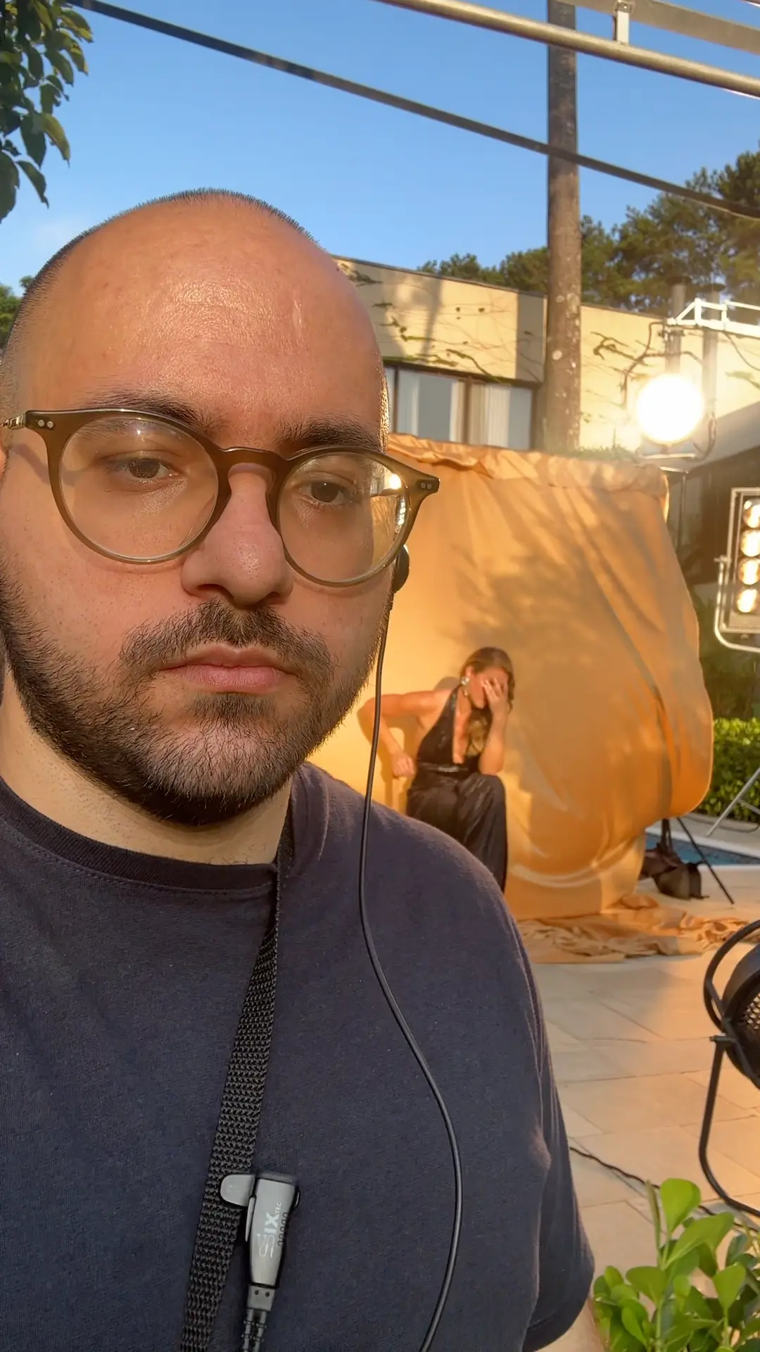 Nicolai em gravação externa, com iluminação montada