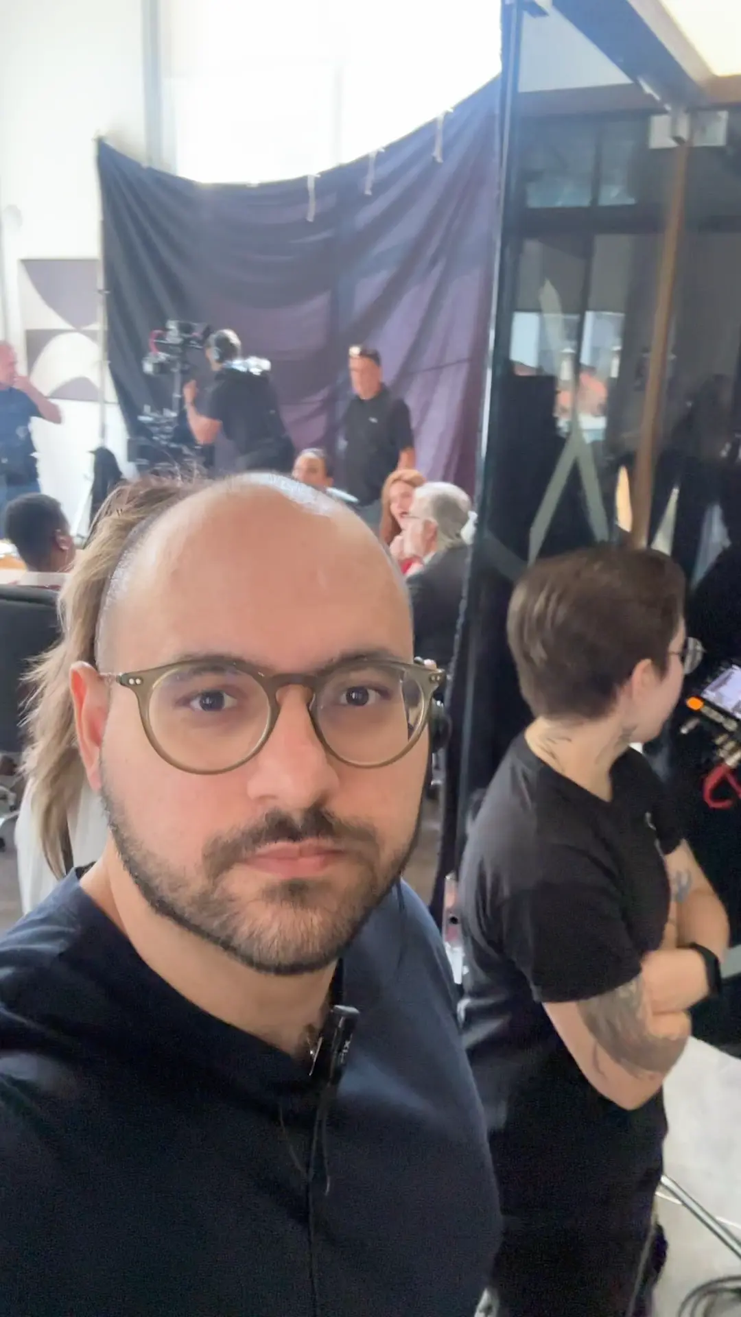Nicolai com a equipe em set de filmagem