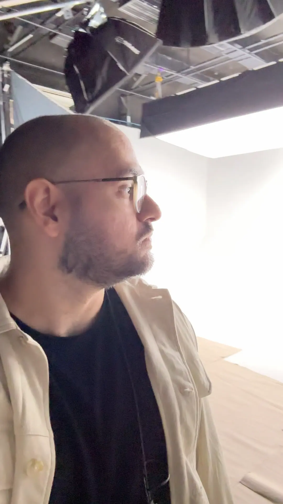 Nicolai de perfil em estúdio, observando a luz